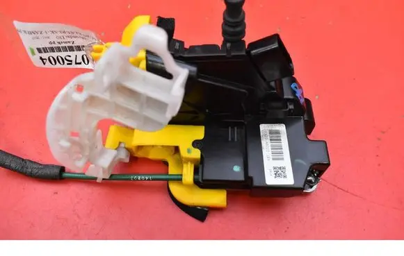 Hyundai i30 Front door lock 81320A6010