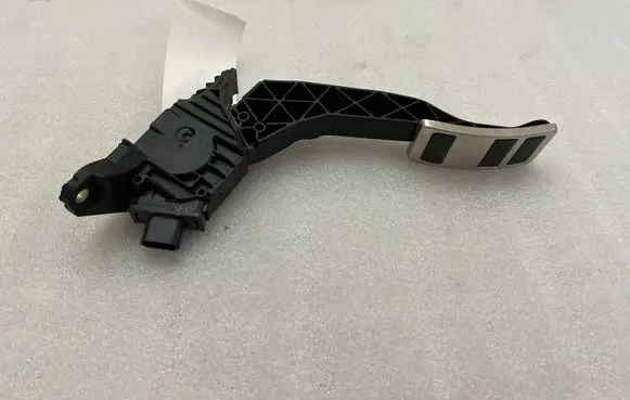 Ford Kuga III Accelerator throttle pedal DE721585500AA 205396AA PA66GF40