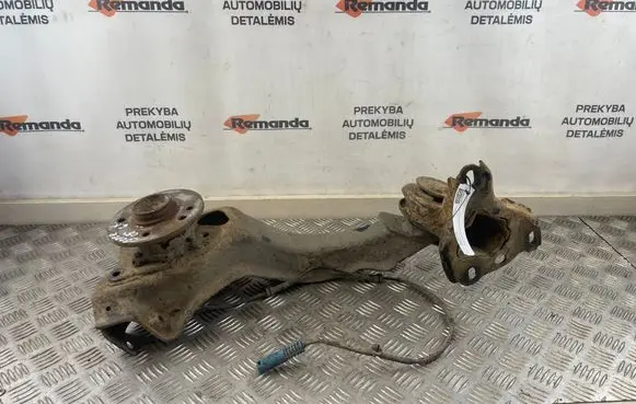 Rear wheel hub spindle/knuckle