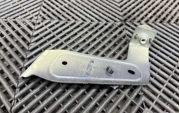 Volvo XC90 Headlight/headlamp mounting bracket