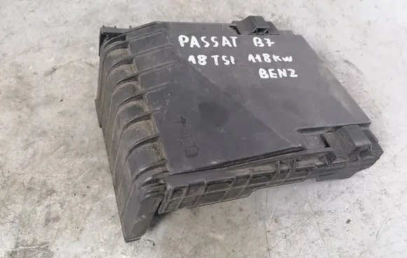 Volkswagen PASSAT B7 Fuse box cover 1K0937132F 1K0937132G