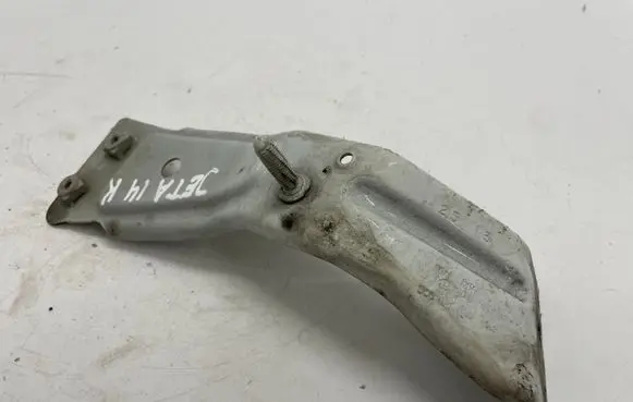 Volkswagen Jetta VI Fender mounting bracket