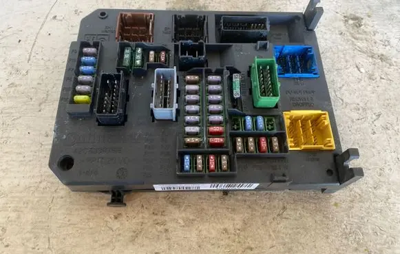 Peugeot 508 Fuse module S180121005G 9664992380 BSIQ0500
