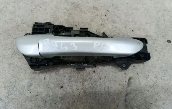Volkswagen PASSAT B6 Front door exterior handle/bracket 