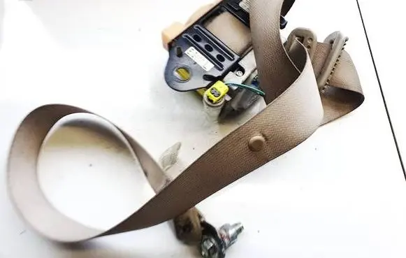 Mazda CX-7 Rear seatbelt c9043g