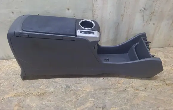 Toyota Prius+ (ZVW40) Armrest 5881347010