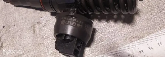 Skoda Octavia Mk2 (1Z) Fuel injector 038130073AR