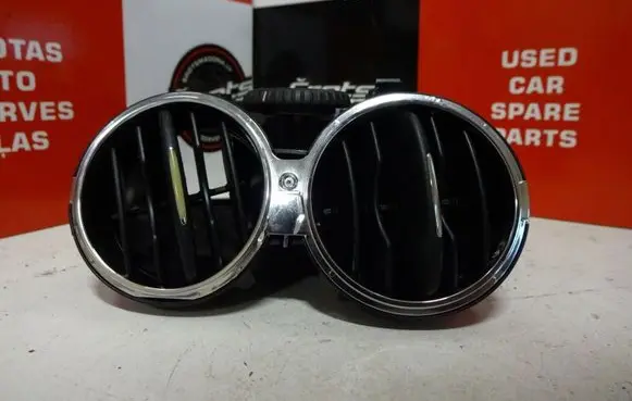 Volkswagen Golf V Dash center air vent grill 5M0819357