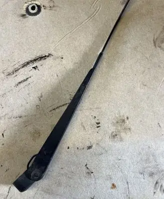 Rear wiper blade arm