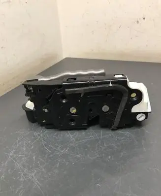 Skoda Superb B6 (3T) Front door lock 527680