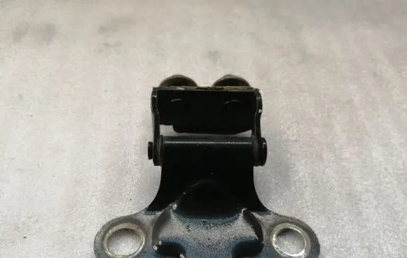Toyota Avensis T250 Tailgate/trunk/boot hinge 6881005020
