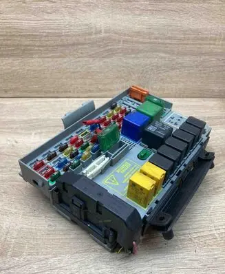 Opel Zafira A Fuse module 24412497