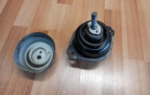 Volkswagen Touareg I Engine mount bracket 7L6199131
