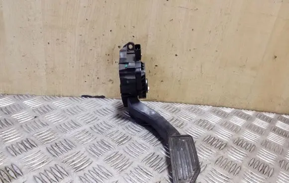 Ford Mondeo MK V Accelerator throttle pedal 697982G