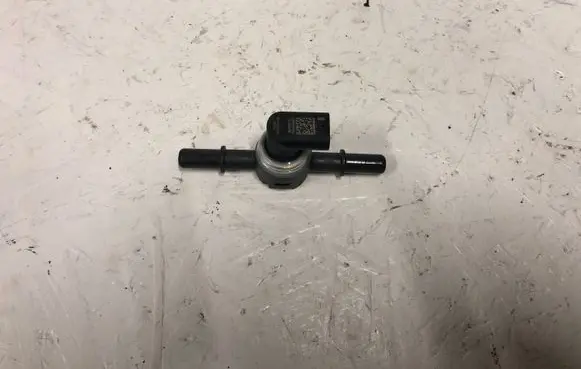 BMW 1 F70 Fuel pressure sensor 81CP103 0354744657