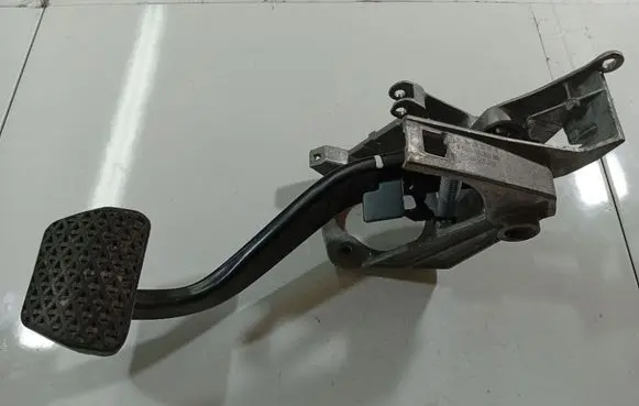 BMW 3 E90 E91 Clutch pedal 42322403 423.224-03