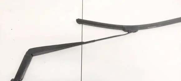 Nissan Pathfinder R51 Front wiper blade arm