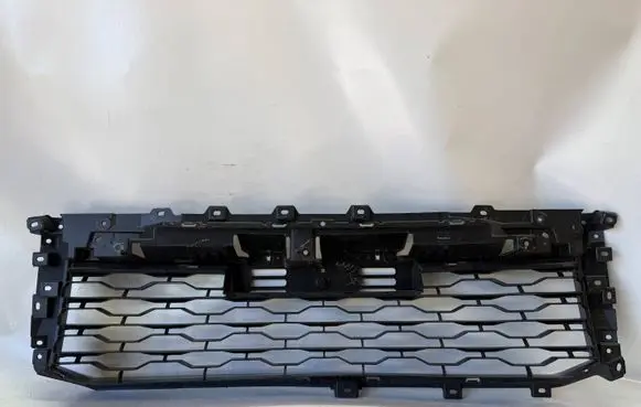 Mitsubishi L200 Front bumper lower grill 6402A515