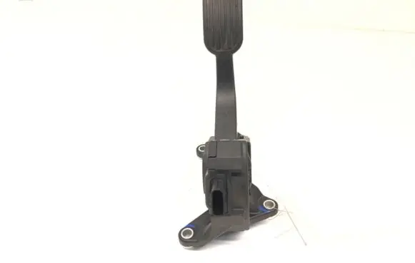 Accelerator throttle pedal
