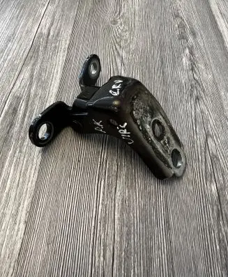 Honda CR-V Front door upper hinge