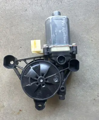 Volkswagen Crafter Front door window regulator motor 8W0959801