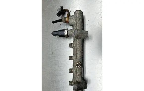 Opel Astra H Fuel injector supply line/pipe 0445214049