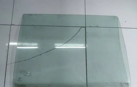 Nissan Serena Rear door window glass AS2