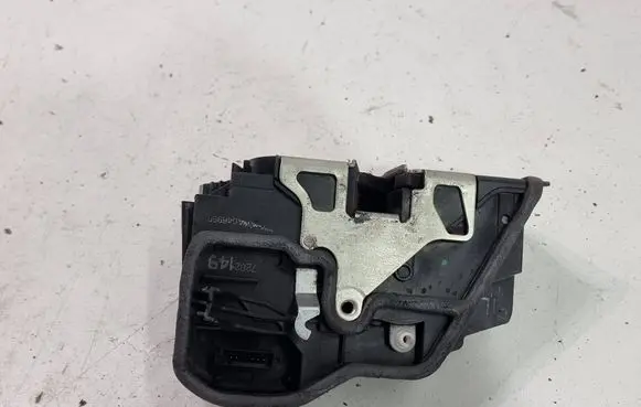BMW 1 E81 E87 Front door lock 7202149