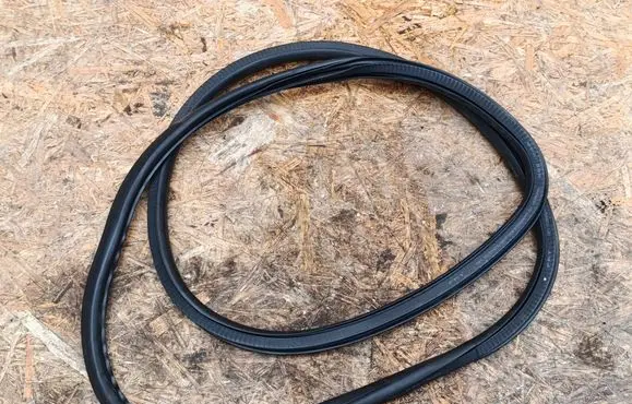 Opel Astra J Front door rubber seal 13259929