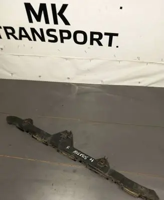 Rear bumper mounting bracket