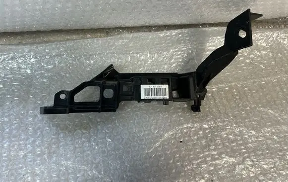 Front bumper mounting bracket
