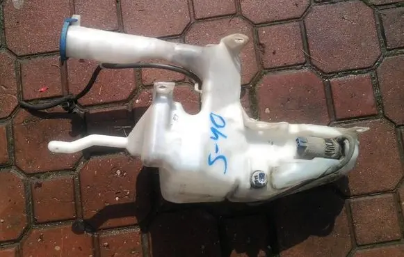 Volvo S40, V40 Windscreen/windshield washer pump