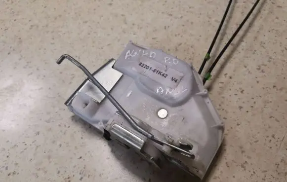 Opel Agila B Front door lock 8220151K42