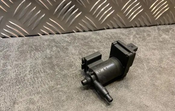 Mercedes-Benz C W203 Engine mount vacuum valve A2038000178