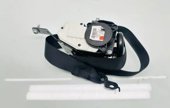 Mercedes-Benz CLS C218 X218 Front seatbelt 620048000