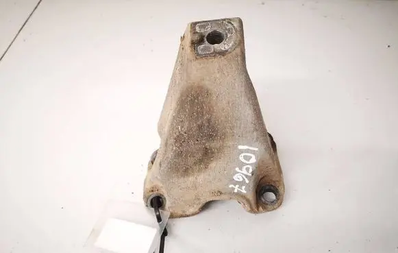 Volkswagen PASSAT B5 Engine mounting bracket 8d0399113ab