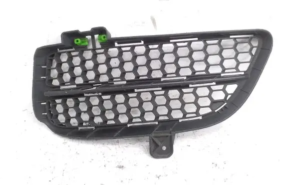 Volkswagen Touareg I Front bumper lower grill 7L6853665B