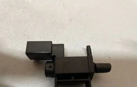 Audi A4 S4 B6 8E 8H Turbo solenoid valve 037906283C