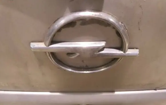 Opel Omega B2 Manufacturer badge logo/emblem 