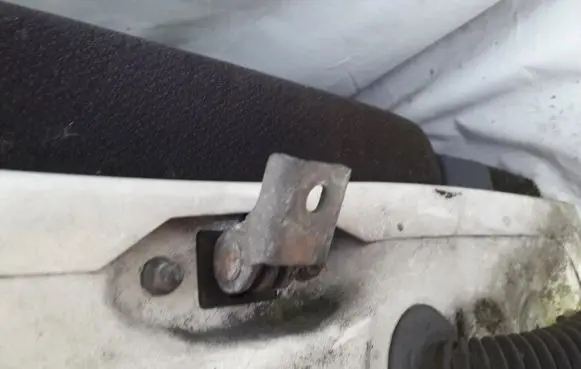 Ford Mondeo MK II Rear door check strap stopper
