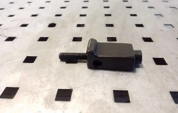 Volkswagen Touareg I Fuel Injector clamp holder