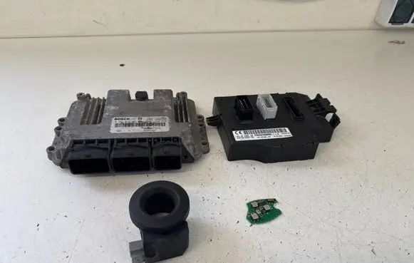 Opel Vivaro Engine ECU kit and lock set 0281013364 8200833387 8200635663