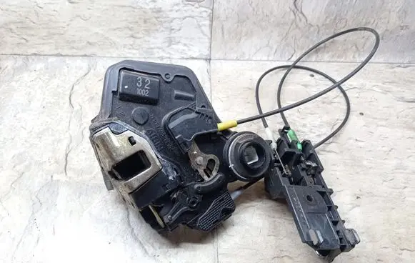 Toyota Corolla Verso E121 Rear door lock