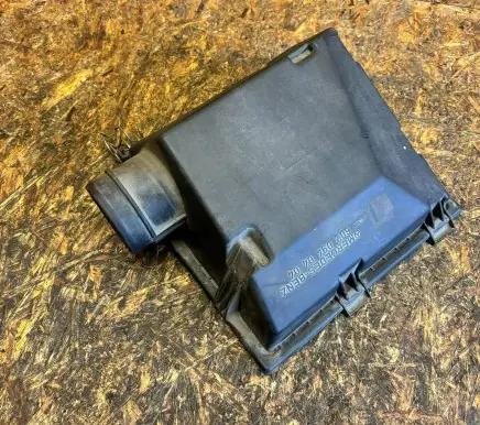 Mercedes-Benz E W124 Air filter box 6020940404