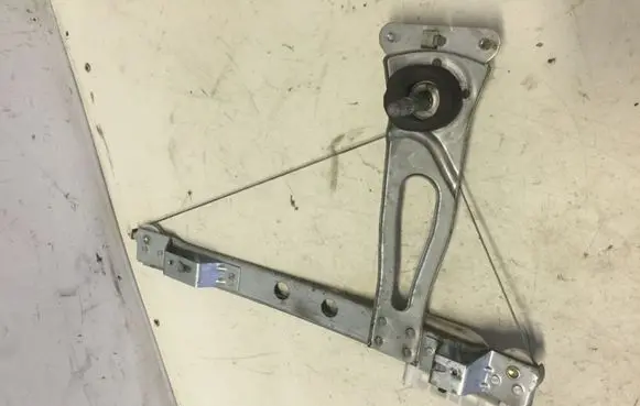 Rear door manual window regulator