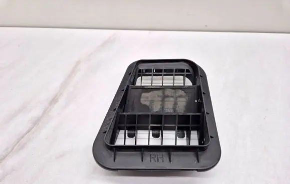 Quarter panel pressure vent