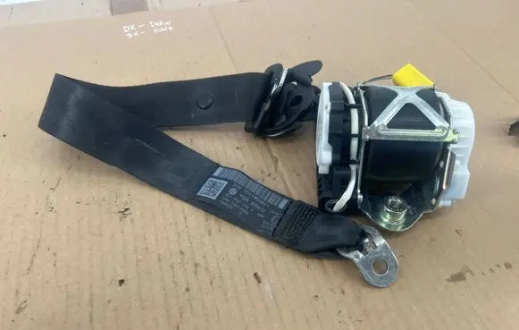 Volkswagen PASSAT B7 Front seatbelt 3C1857705P YD41904811 34077659