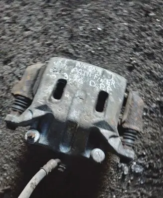 Nissan Pathfinder R51 Front brake caliper
