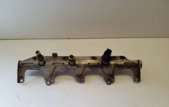 Volkswagen Eos Fuel main line pipe 06F133317L 0261545025