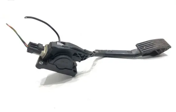 Accelerator throttle pedal